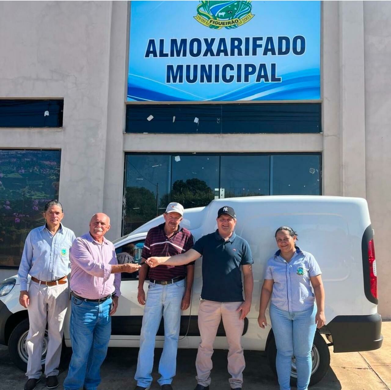 Imagem de compartilhamento para o artigo Prefeito Juvenal Consolaro investe em tecnologia e infraestrutura com entrega de tablets e veículo zero km em Figueirão da MS Todo dia